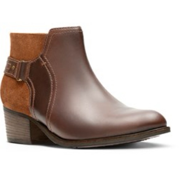 CLARKS - WOMENS MAYPEARL LILAC LOW BOOT - Picture 1 of 11